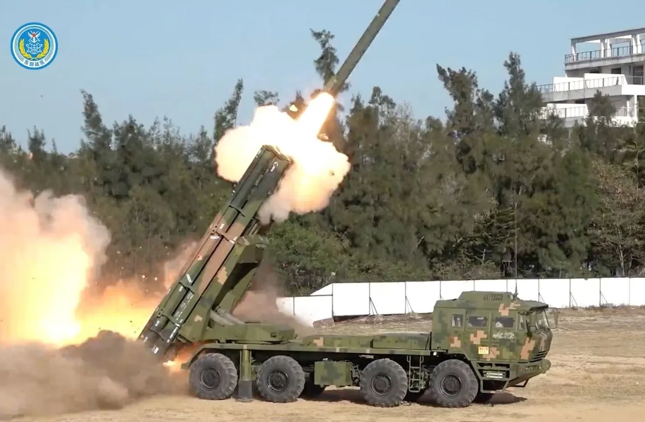 Un equipo militar de las fuerzas terrestres participa en ejercicios de fuego real de largo alcance dirigidos a aguas al norte de Taiwán, desde una ubicación no revelada, en esta captura de pantalla de un video publicado por el Comando del Teatro Oriental del Ejército Popular de Liberación (EPL) de China el 30 de diciembre de 2025. Comando del Teatro Oriental/Folleto vía REUTERS