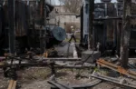 Un trabajador pasa junto a una subestación ucraniana destruida por un ataque con drones rusos. Fotografía: Evgeniy Maloletka/AP