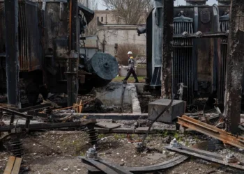 Un trabajador pasa junto a una subestación ucraniana destruida por un ataque con drones rusos. Fotografía: Evgeniy Maloletka/AP
