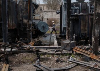 Un trabajador pasa junto a una subestación ucraniana destruida por un ataque con drones rusos. Fotografía: Evgeniy Maloletka/AP