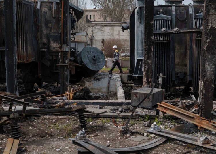 Un trabajador pasa junto a una subestación ucraniana destruida por un ataque con drones rusos. Fotografía: Evgeniy Maloletka/AP