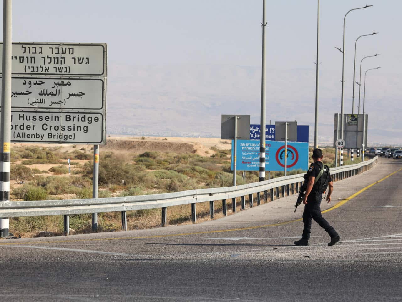 Las fuerzas de seguridad israelíes cierran una carretera que conduce al puente Rey Hussein (Allenby), el principal paso fronterizo entre Cisjordania, ocupada por Israel, y Jordania, tras un ataque armado el 18 de septiembre de 2025. Crédito: Ahmad Gharabli, AFP