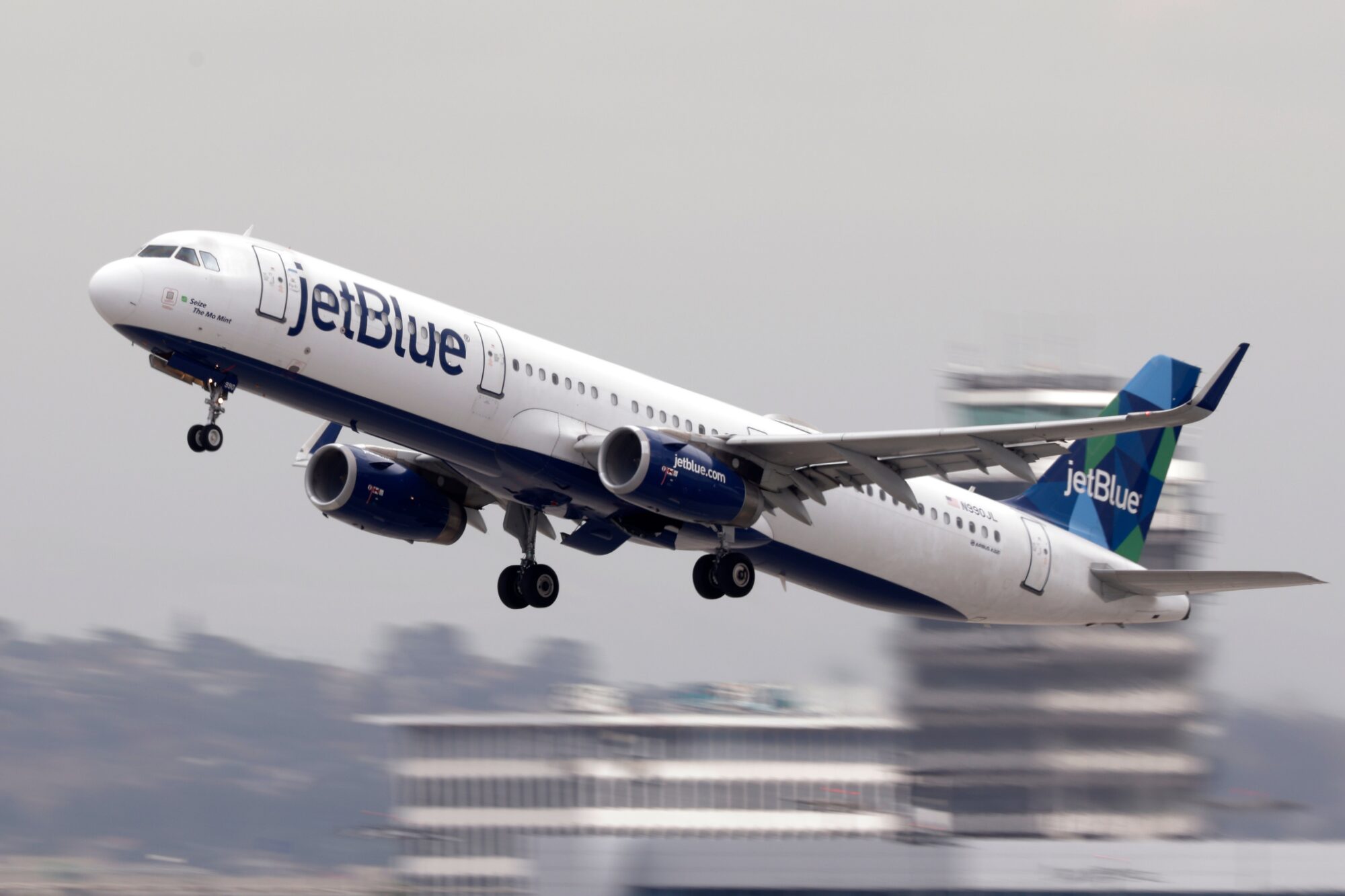 Piloto de JetBlue evita por poco un accidente aéreo con la Fuerza Aérea de EE.UU. cerca de Venezuela