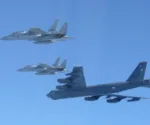 Las Fuerzas de Autodefensa japonesas y un B-52H de la Fuerza Aérea de los Estados Unidos