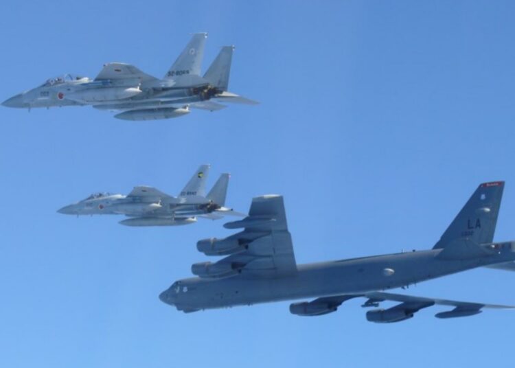 Las Fuerzas de Autodefensa japonesas y un B-52H de la Fuerza Aérea de los Estados Unidos