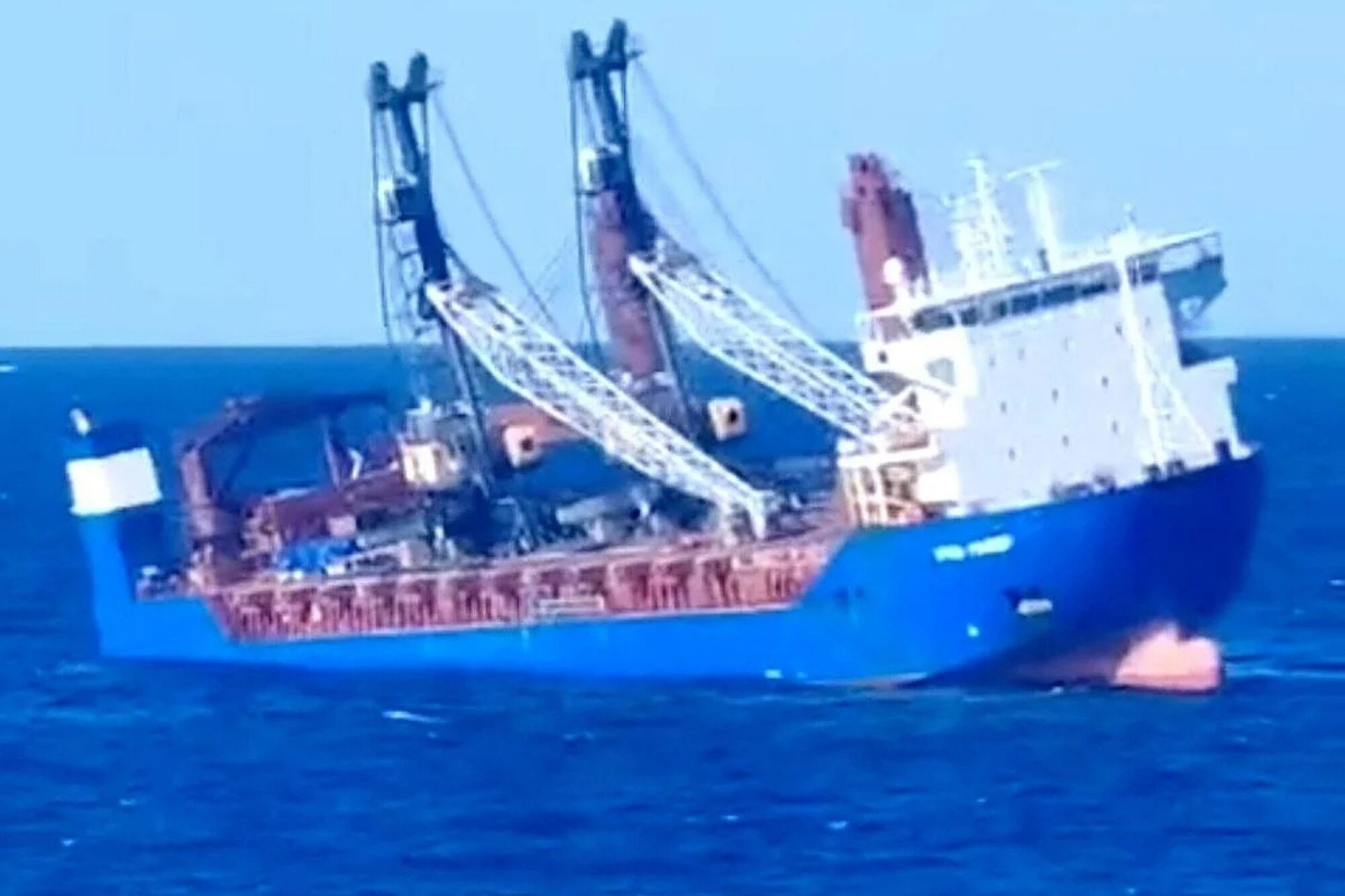 El carguero ruso Ursa Major, escorado a estribor con los motores apagados, durante la operación de rescate frente a las costas de España.