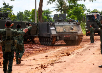 Vehículos blindados de transporte de tropas (APC) en una carretera cerca de la frontera entre Tailandia y Camboya en la provincia de Sisaket, un día después de que los líderes de Camboya y Tailandia acordaran un alto el fuego el lunes en un intento de poner fin a su conflicto más mortífero en más de una década y antes de las negociaciones militares, Tailandia, 29 de julio de 2025. Crédito: Athit Perawongmetha, Reuters