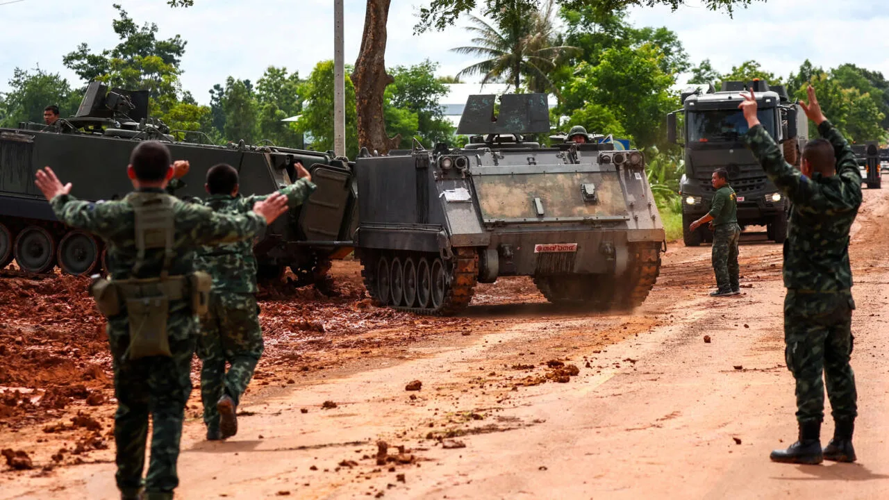 Vehículos blindados de transporte de tropas (APC) en una carretera cerca de la frontera entre Tailandia y Camboya en la provincia de Sisaket, un día después de que los líderes de Camboya y Tailandia acordaran un alto el fuego el lunes en un intento de poner fin a su conflicto más mortífero en más de una década y antes de las negociaciones militares, Tailandia, 29 de julio de 2025. Crédito: Athit Perawongmetha, Reuters