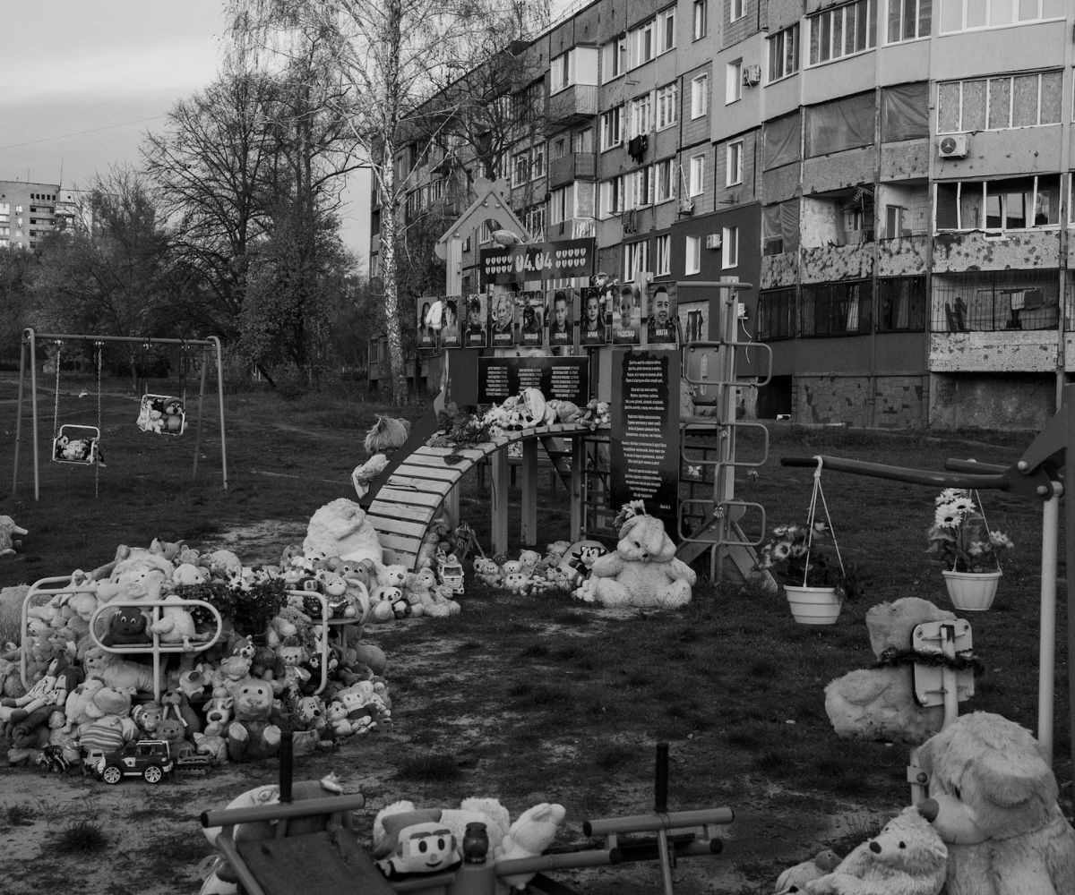 Se han dejado juguetes en un parque infantil de Kryvyi Rih, Ucrania, en memoria de las 20 personas que murieron allí en abril por el impacto de un misil balístico Iskander 9M723. Créditos: The Washington Post