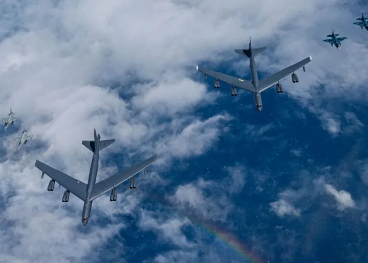 Bombarderos B-52H de la Fuerza Aérea de los Estados Unidos, aviones de combate KF-16 de la Fuerza Aérea de Corea del Sur y aviones de combate F-2 de la Fuerza Aérea de Autodefensa de Japón