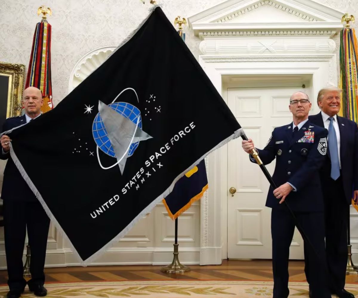 El presidente estadounidense Donald Trump inspecciona la bandera de la Fuerza Espacial de los Estados Unidos durante una presentación de la bandera en el Despacho Oval en Washington en mayo. | REUTERS