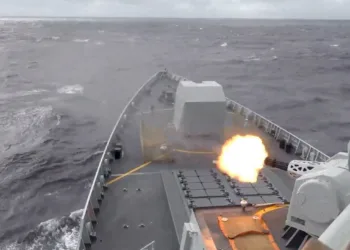 Un barco dispara un arma durante ejercicios al este de Taiwán, en esta captura de pantalla de un video publicado por el Comando del Teatro Oriental del Ejército Popular de Liberación (EPL) de China el 29 de diciembre de 2025. Comando del Teatro Oriental/Folleto vía REUTERS
