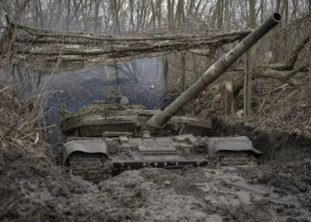 El batallón de tanques de la 59ª Brigada Motorizada realiza disparos de artillería hacia las posiciones rusas en Donetsk, Ucrania,(Ozge Elif Kizil/Anadolu vía Getty Images)