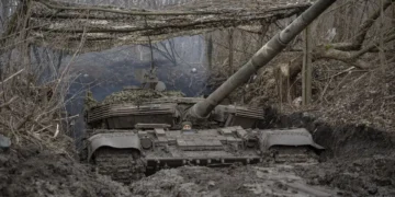 El batallón de tanques de la 59ª Brigada Motorizada realiza disparos de artillería hacia las posiciones rusas en Donetsk, Ucrania,(Ozge Elif Kizil/Anadolu vía Getty Images)