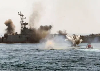 Un buque de guerra iraní y lanchas rápidas de la Guardia Revolucionaria participan en unas maniobras navales en el golfo Pérsico y el estrecho de Ormuz, al sur de Irán, en abril de 2010.