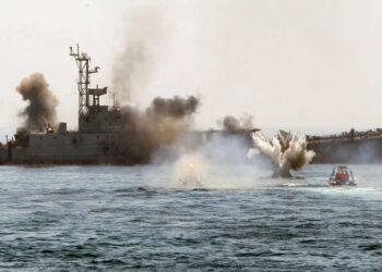 Irán lanza ejercicios navales en el Golfo y advierte a buques de guerra estadounidenses