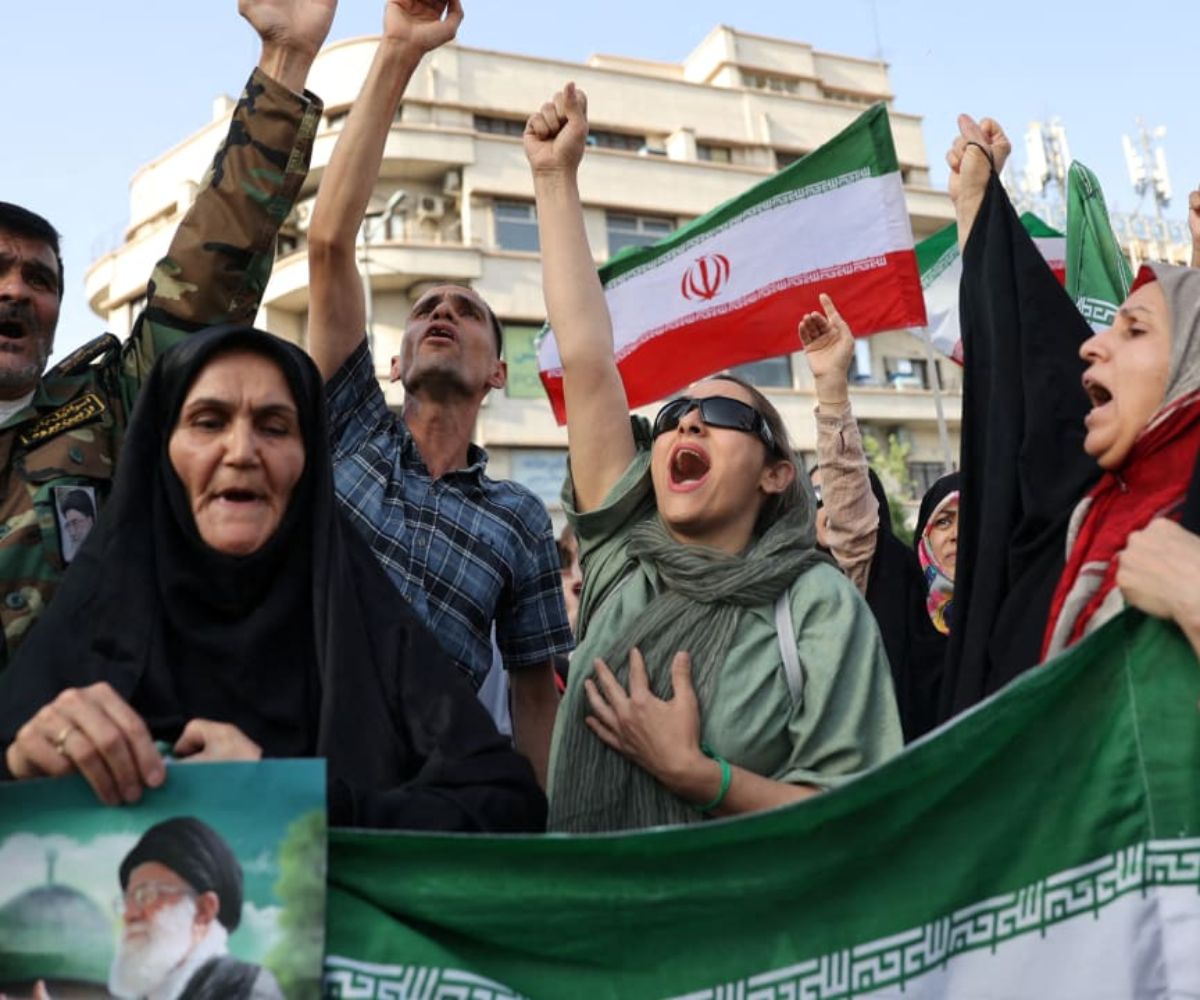 Personas asisten a una protesta contra el ataque estadounidense a instalaciones nucleares, en medio del conflicto entre Irán e Israel, en Teherán, Irán, el 22 de junio de 2025. (crédito de la foto: MAJID ASGARIPOUR/WANA/REUTERS)