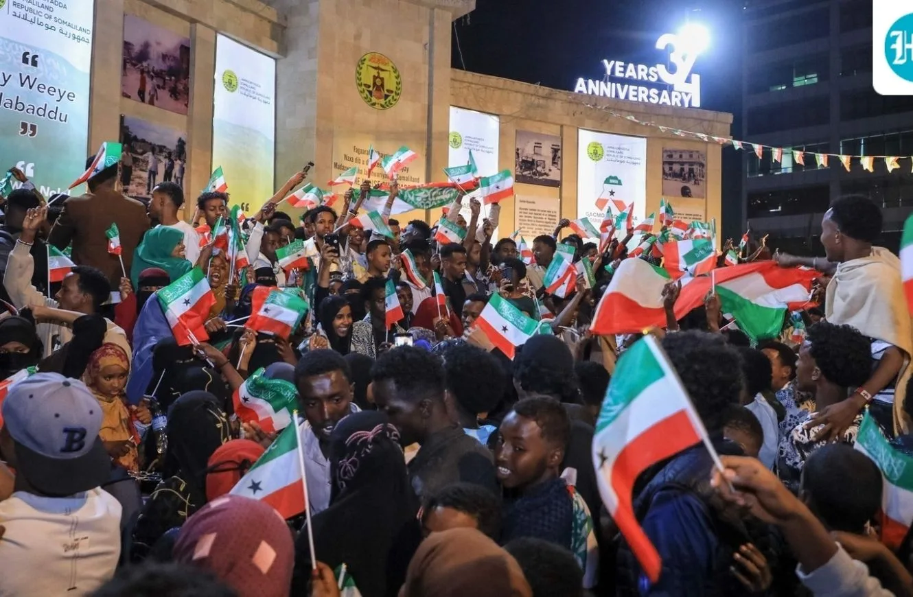 Los residentes ondean banderas de Somalilandia mientras se reúnen para celebrar el anuncio de Israel reconociendo la condición de estado de Somalilandia en el centro de Hargeisa, el 26 de diciembre de 2025. (AFP)