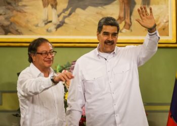 El presidente de Colombia, Gustavo Petro (i), y el de Venezuela, Nicolás Maduro, este sábado en Caracas./MIGUEL GUTIERREZEFE
