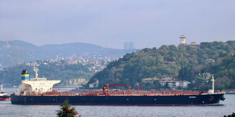 El petrolero Qendil transita por el Bósforo en ruta hacia el mar Mediterráneo, en Estambul, Turquía, 6 de noviembre de 2025. REUTERS/Yoruk Isik/Foto de archivo