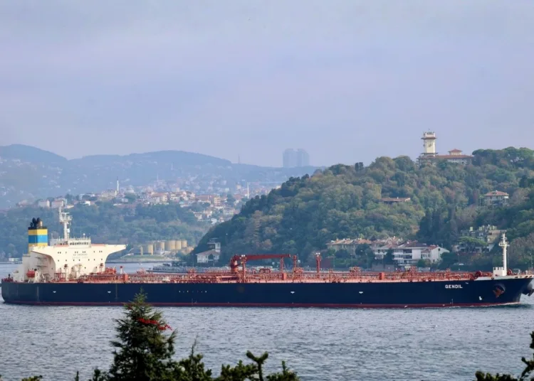 El petrolero Qendil transita por el Bósforo en ruta hacia el mar Mediterráneo, en Estambul, Turquía, 6 de noviembre de 2025. REUTERS/Yoruk Isik/Foto de archivo