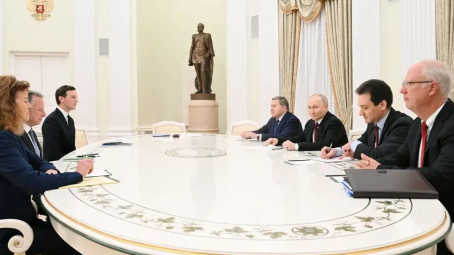 Yuri Ushakov, Kirill Dmitriev y Vladimir Putin