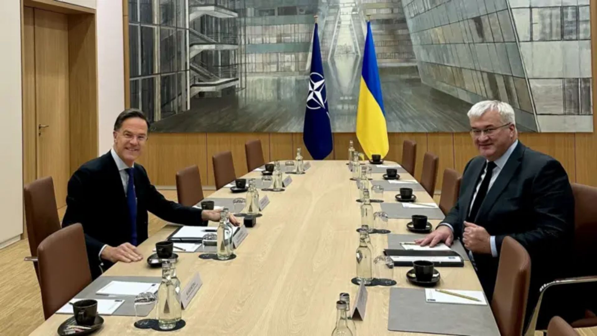 El ministro de Asuntos Exteriores de Ucrania y el secretario general de la OTAN