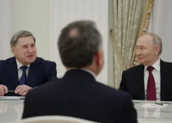 El presidente ruso, Vladímir Putin, y su asesor de política exterior, Yuri Ushakov, asisten a una reunión con el enviado especial del presidente estadounidense, Donald Trump, Steve Witkoff, en el Kremlin, en Moscú, Rusia, el 2 de diciembre de 2025. Sputnik/Alexander Kazakov/Pool vía REUTERS