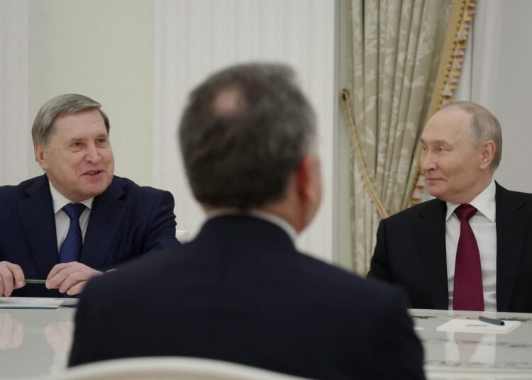 El presidente ruso, Vladímir Putin, y su asesor de política exterior, Yuri Ushakov, asisten a una reunión con el enviado especial del presidente estadounidense, Donald Trump, Steve Witkoff, en el Kremlin, en Moscú, Rusia, el 2 de diciembre de 2025. Sputnik/Alexander Kazakov/Pool vía REUTERS