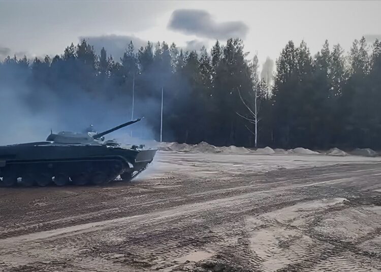 vehículos de combate BMP-3 de Rusia con protección adicional y guerra electrónica