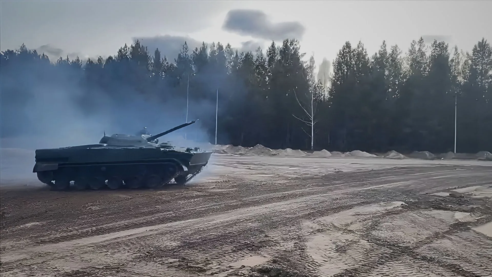 vehículos de combate BMP-3 de Rusia con protección adicional y guerra electrónica