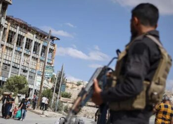 Las fuerzas de seguridad sirias montan guardia mientras los residentes abandonan los barrios de Sheikh Maqsoud y Achrafieh en Alepo, Siria, el 7 de octubre de 2025. (AP)