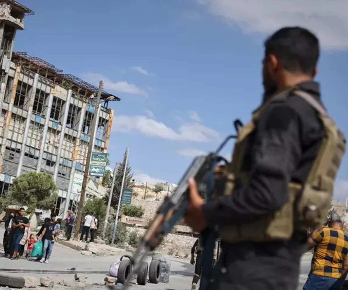 Las fuerzas de seguridad sirias montan guardia mientras los residentes abandonan los barrios de Sheikh Maqsoud y Achrafieh en Alepo, Siria, el 7 de octubre de 2025. (AP)