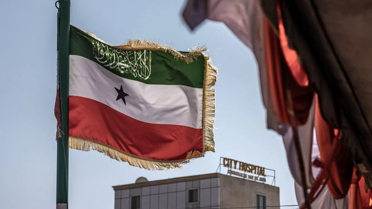 La bandera de Somalilandia se ve durante un mitin de campaña del principal partido de oposición, Waddani, en Hargeisa el 8 de noviembre de 2024, antes de las elecciones presidenciales de Somalilandia de 2024. El estado autoproclamado de Somalilandia se prepara para celebrar unas elecciones presidenciales y legislativas, largamente postergadas, el 13 de noviembre de 2024. (Foto de LUIS TATO / AFP) (Foto de LUIS TATO/AFP vía Getty Images)
