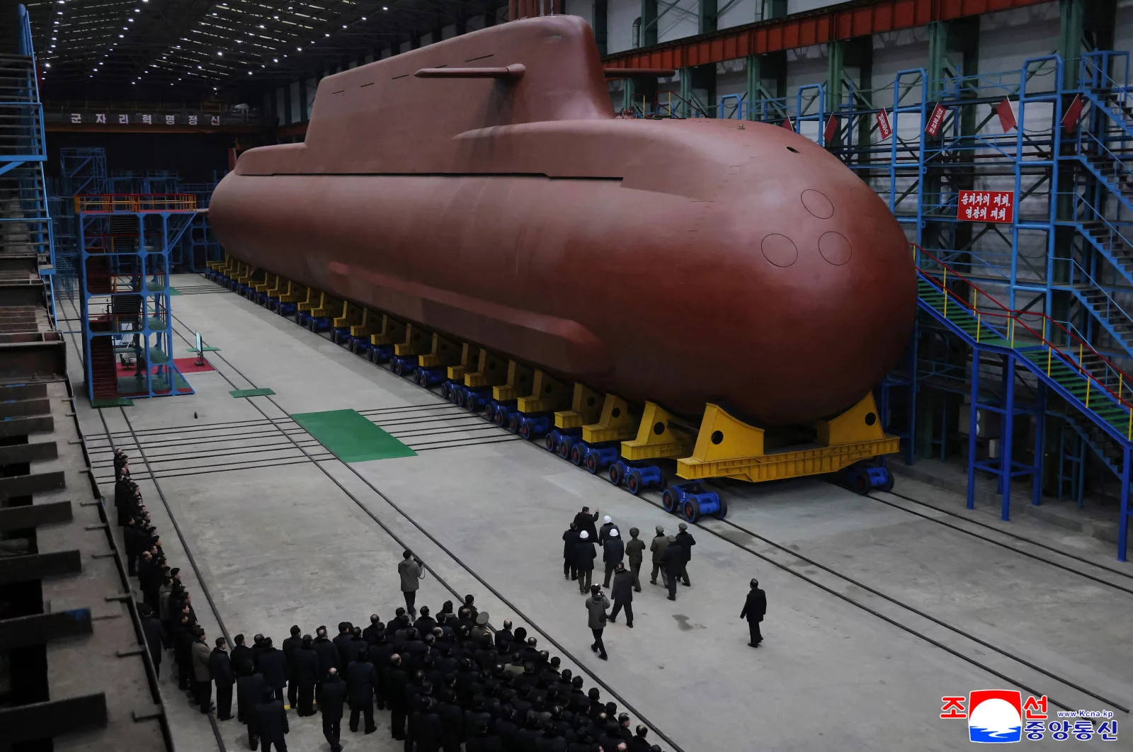 En esta foto sin fecha proporcionada el jueves 25 de diciembre de 2025 por el gobierno de Corea del Norte, su líder Kim Jong Un inspecciona un submarino nuclear en construcción en un lugar no revelado de Corea del Norte.
AP/KCNA vía KNS