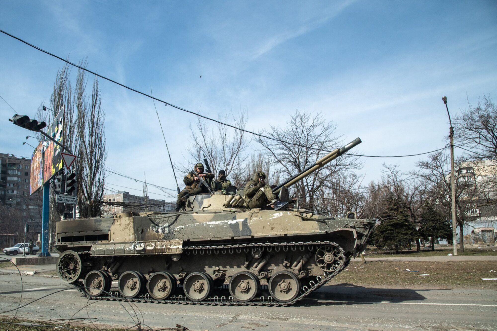 Un vehículo de combate de infantería ruso BMP-3 en las calles de Mariúpol, Ucrania, el 29 de marzo de 2022. (Fuente: Getty Images)