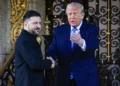 El presidente de los Estados Unidos, Donald Trump, saluda al presidente de Ucrania, Volodymyr Zelensky, en su club Mar-a-Lago el 28 de diciembre de 2025 en Palm Beach, Florida. Trump invitó a Zelensky a su club privado para trabajar en el plan de paz propuesto por Estados Unidos para poner fin a la guerra en Ucrania, mientras el conflicto se acerca a los cuatro años desde la repentina invasión a gran escala por parte de Rusia el 24 de febrero de 2022. (Foto por Joe Raedle/Getty Images)