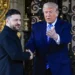 El presidente de los Estados Unidos, Donald Trump, saluda al presidente de Ucrania, Volodymyr Zelensky, en su club Mar-a-Lago el 28 de diciembre de 2025 en Palm Beach, Florida. Trump invitó a Zelensky a su club privado para trabajar en el plan de paz propuesto por Estados Unidos para poner fin a la guerra en Ucrania, mientras el conflicto se acerca a los cuatro años desde la repentina invasión a gran escala por parte de Rusia el 24 de febrero de 2022. (Foto por Joe Raedle/Getty Images)