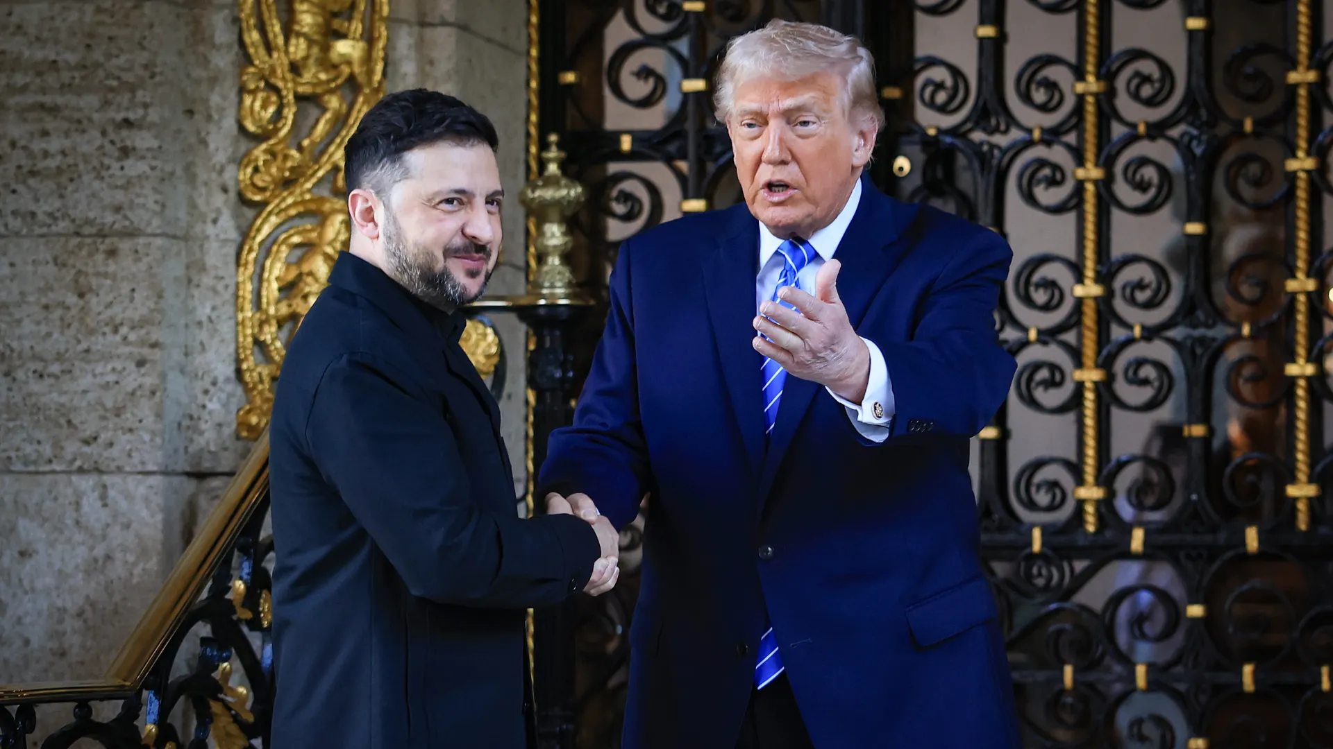 El presidente de los Estados Unidos, Donald Trump, saluda al presidente de Ucrania, Volodymyr Zelensky, en su club Mar-a-Lago el 28 de diciembre de 2025 en Palm Beach, Florida. Trump invitó a Zelensky a su club privado para trabajar en el plan de paz propuesto por Estados Unidos para poner fin a la guerra en Ucrania, mientras el conflicto se acerca a los cuatro años desde la repentina invasión a gran escala por parte de Rusia el 24 de febrero de 2022. (Foto por Joe Raedle/Getty Images)