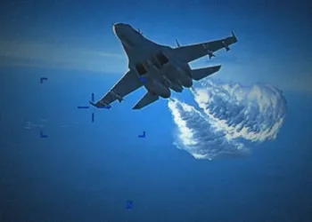 Un avión de combate ruso colisionó con un dron de reconocimiento estadounidense desarmado antes de estrellarse en el mar Negro. Crédito Crédito... Mando Europeo de los Estados Unidos