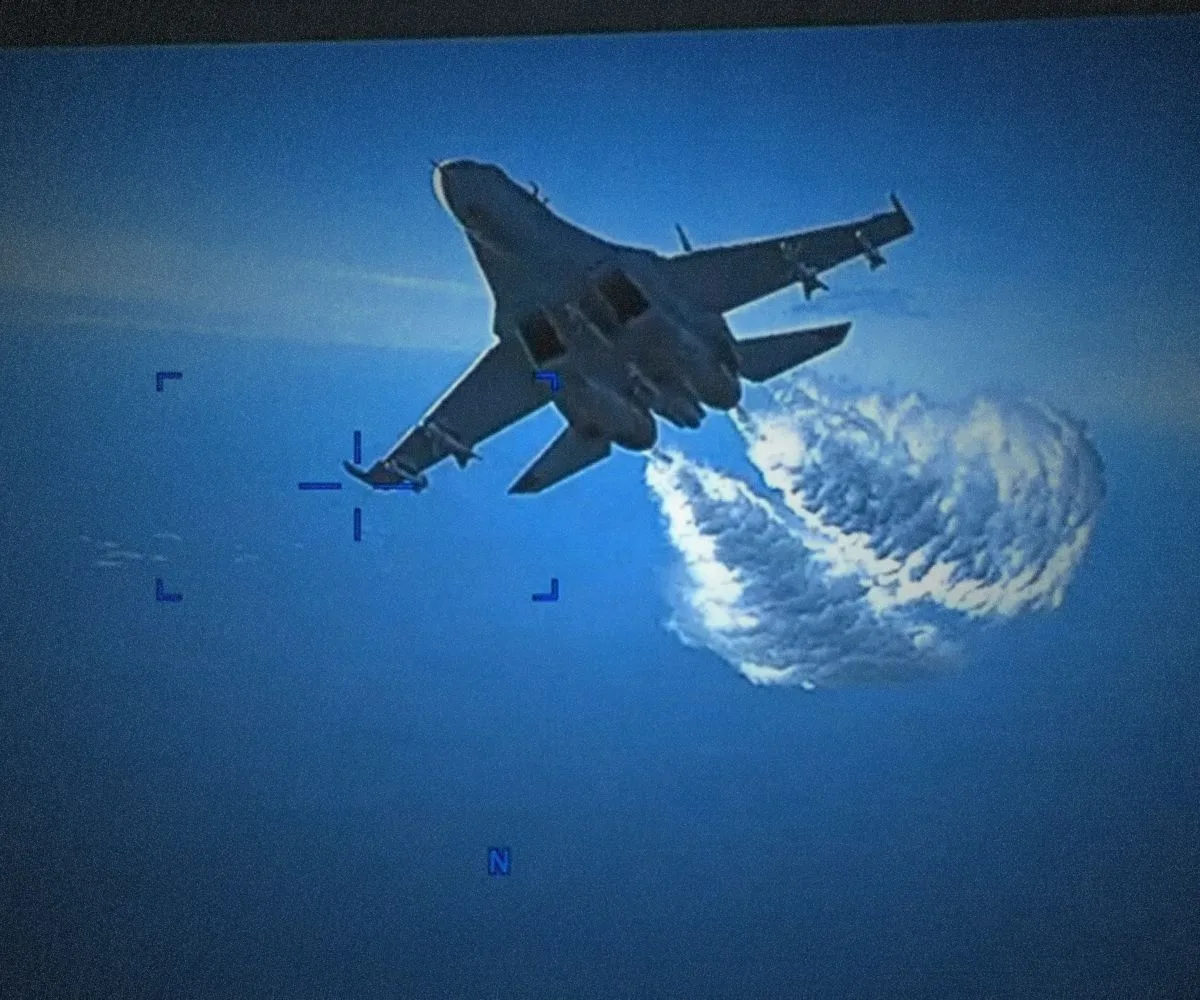 Un avión de combate ruso colisionó con un dron de reconocimiento estadounidense desarmado antes de estrellarse en el mar Negro. Crédito Crédito... Mando Europeo de los Estados Unidos