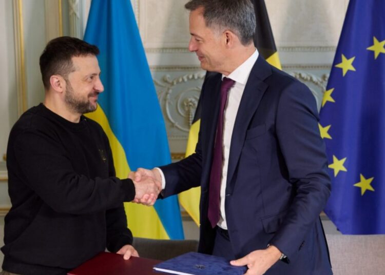 El presidente ucraniano, Volodymyr Zelensky, junto al primer ministro belga Bart De Wever