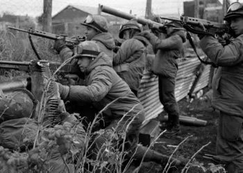 Télam, Buenos Aires, 30/03/2008 El 2 de abril de 1982 hace 26 años el país se sacudió con una noticia impactante, las Malvinas habían sido recuperadas. Soldados argentinos se aprestan a entrar en combate en las Islas Malvinas Foto: Archivo/Télam/cf