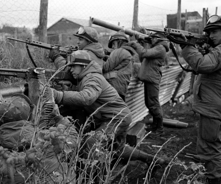 Télam, Buenos Aires, 30/03/2008 El 2 de abril de 1982 hace 26 años el país se sacudió con una noticia impactante, las Malvinas habían sido recuperadas. Soldados argentinos se aprestan a entrar en combate en las Islas Malvinas Foto: Archivo/Télam/cf