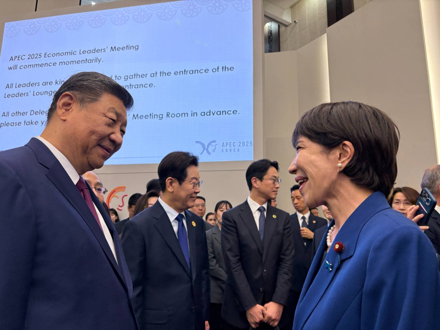 Una captura de pantalla de la cuenta X de la primera ministra Sanae Takaichi muestra a Takaichi intercambiando saludos con el presidente chino Xi Jinping antes de una reunión de la cumbre de Cooperación Económica Asia-Pacífico en Gyeongju, Corea del Sur.
