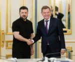El presidente de Ucrania, Volodymyr Zelenskyy, con el ministro federal de Asuntos Exteriores de Alemania, Johann Wadephul.
