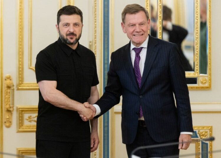 El presidente de Ucrania, Volodymyr Zelenskyy, con el ministro federal de Asuntos Exteriores de Alemania, Johann Wadephul.