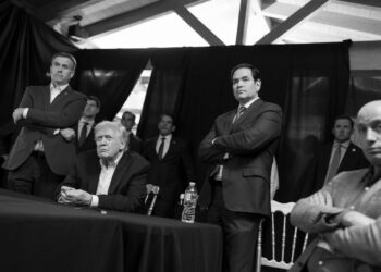 El presidente de EE.UU. Donald Trump junto con el Secretario de Estado Marco Rubio en la "War Room" viendo la operación militar en Venezuela