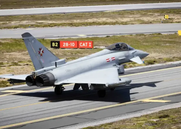 Eurofighter Typhoon de la Real Fuerza Aérea británica operando desde Monte Agradable.