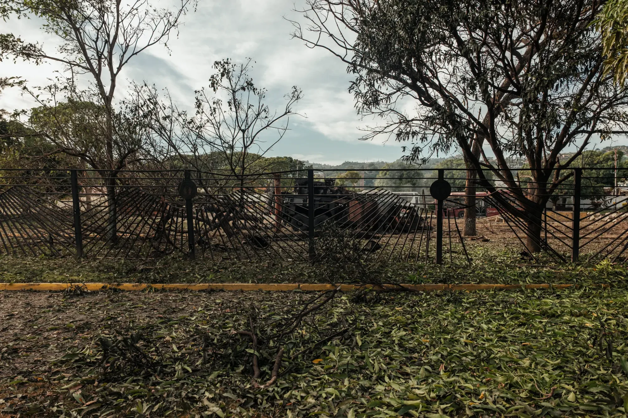 Un lanzador Buk destruido en la base aérea de La Carlota en Caracas después de los ataques de EE. UU. Crédito... The New York Times